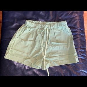 Green misslook shorts